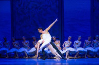 Victoria Jaiani and Dylan Gutierrez in Joffrey Ballet's 'Swan Lake' at Auditorium Theater